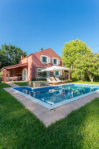 ★ Stunning Red Cottage with a Pool + Free Ⓟ ★ - Image 1