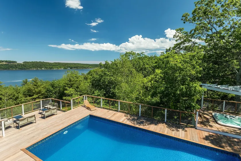 Classic Maine Coastline Estate - Image 1