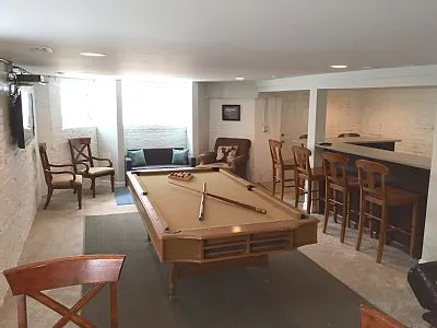Massive 10 bd/5 ba house in heart of Wrigleyville - Image 1