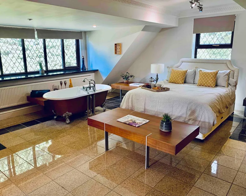 Fab 1 bedroom Cotswolds apartment parking & garden - Image 1
