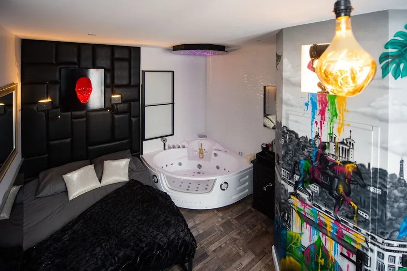 URBAN JUNGLE SPA-Jacuzzi studio near metro - Image 1
