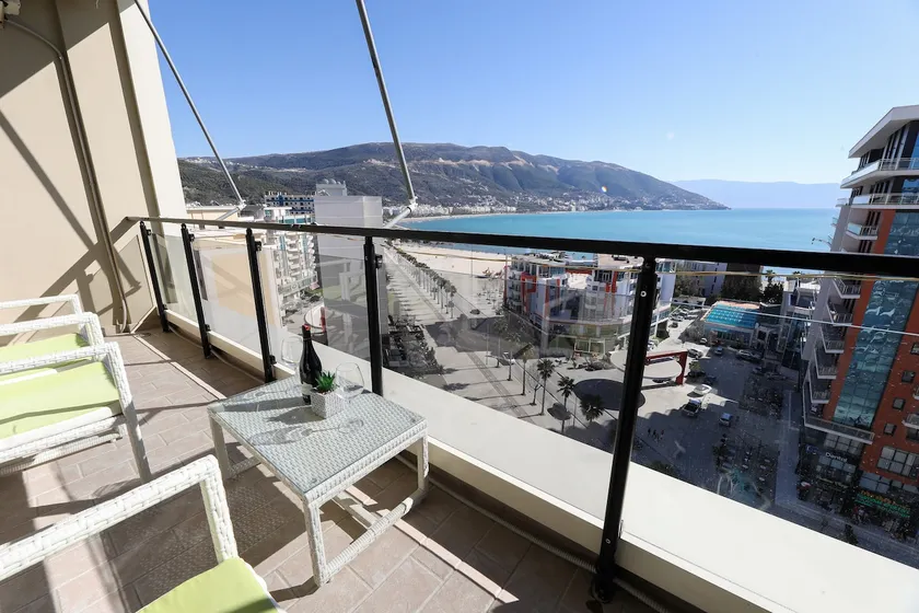 Premium Bay View Balcony! *Free Private Parking - Image 1