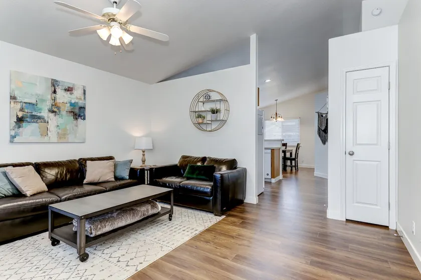 Meridian Gem | 1 King, 2 Queens | Central location - Image 1