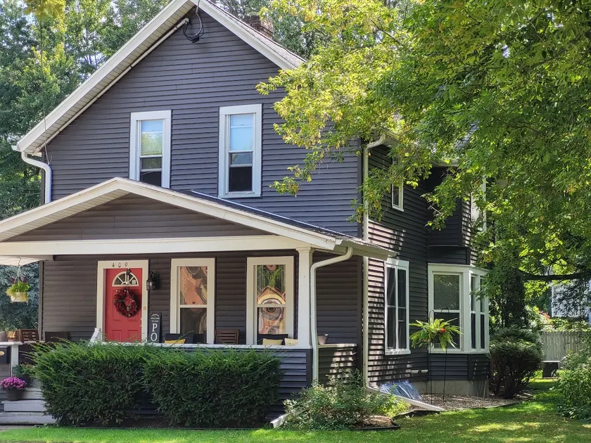 Cheerful 2+ bedroom home with cozy front porch - Image 1