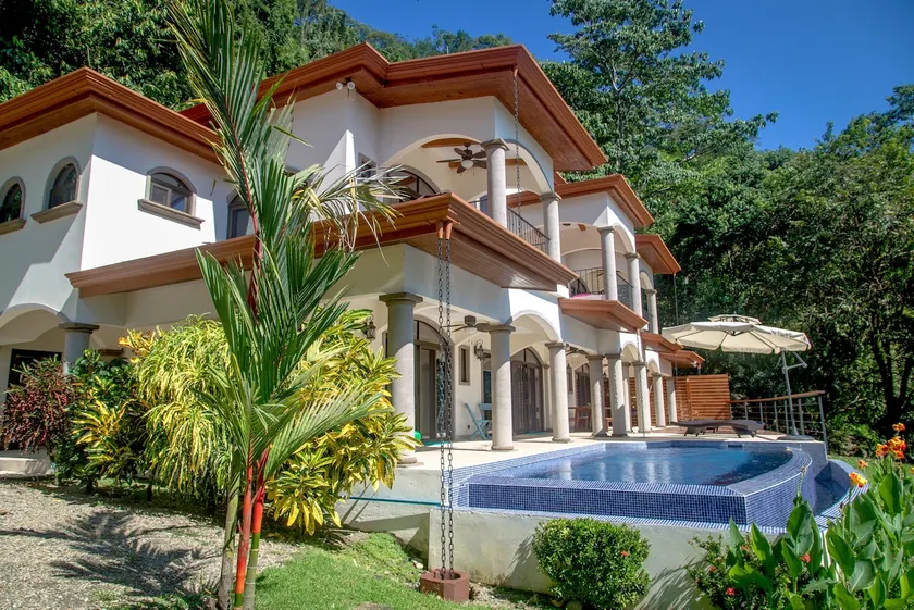 4 Bedroom, Walk to beach, Infinity Pool, Fast WIFI - Image 1