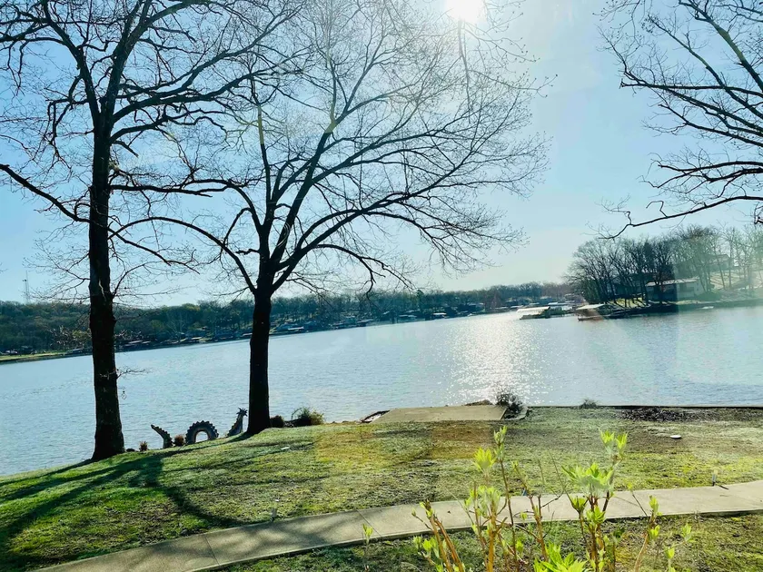 Ozarks - BIG BIG BIG! Large Lakefront on the Point - Image 1