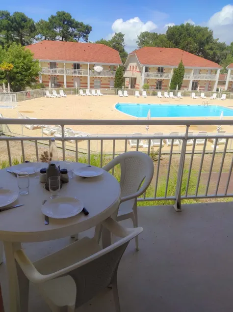 Pool view apartment residence - Image 1