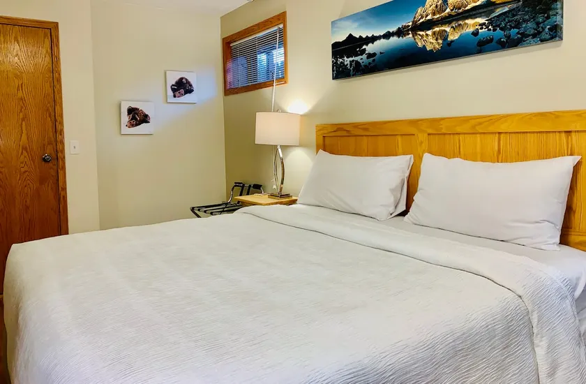 Miette Suite-Private Entry, eFireplace, King Bed - Image 1