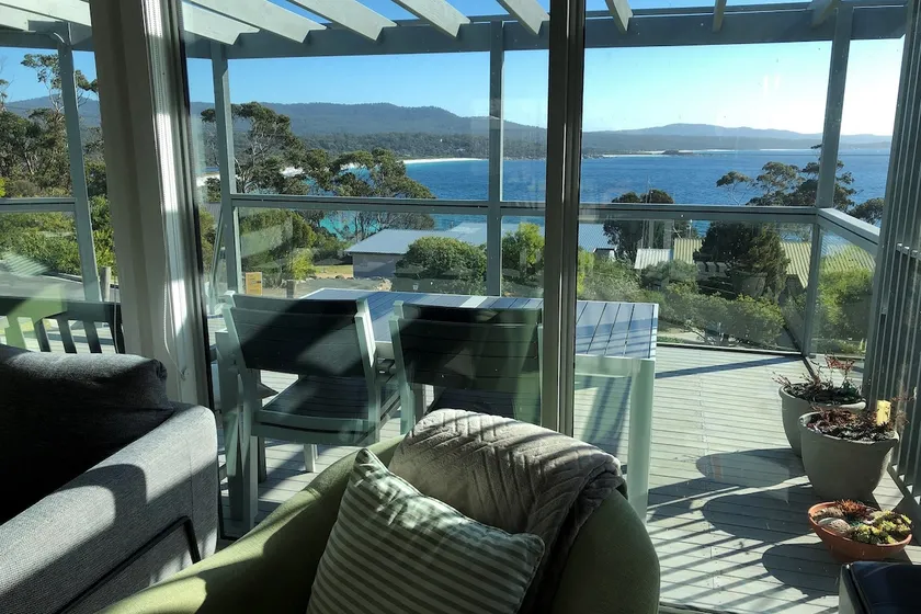FIVE BEACHES BEACH HOUSE Binalong Bay King Beds - Image 1