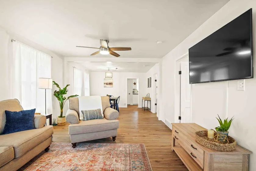 Walking distance to restaurants, bars & more! - Image 1