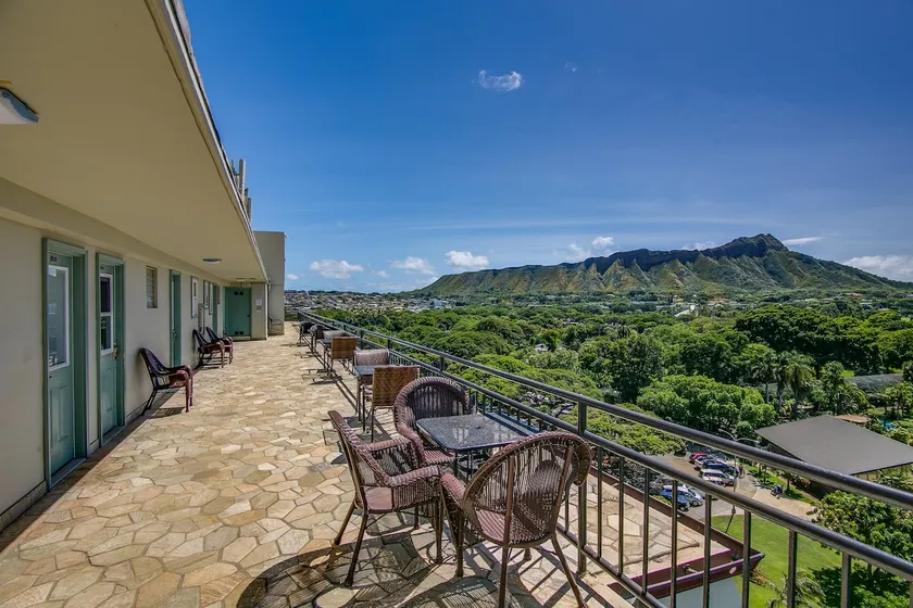 2BR on Waikiki Beach-Top Floor w/kitchen & parking - Image 1