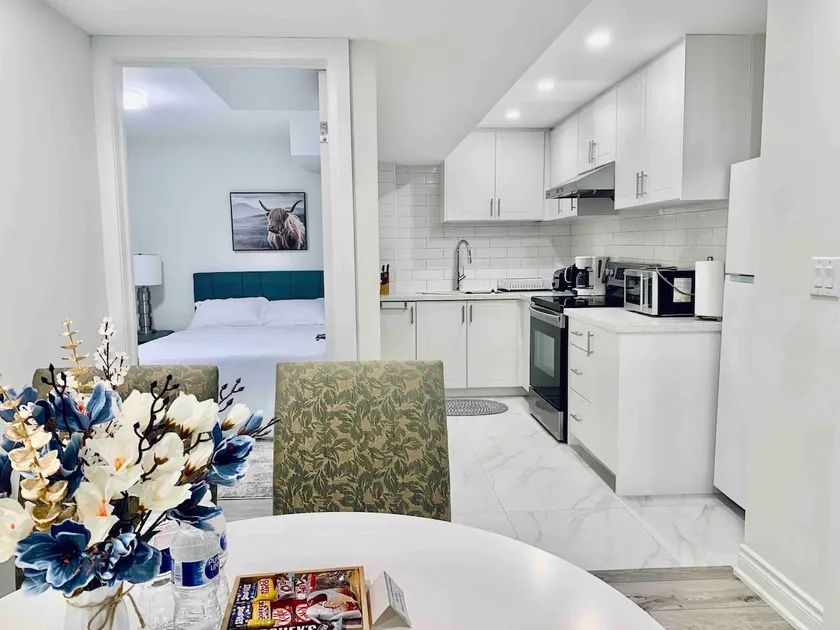 Spacious 3-Bdr | 3 Ensuite Baths | Free Parking - Image 1