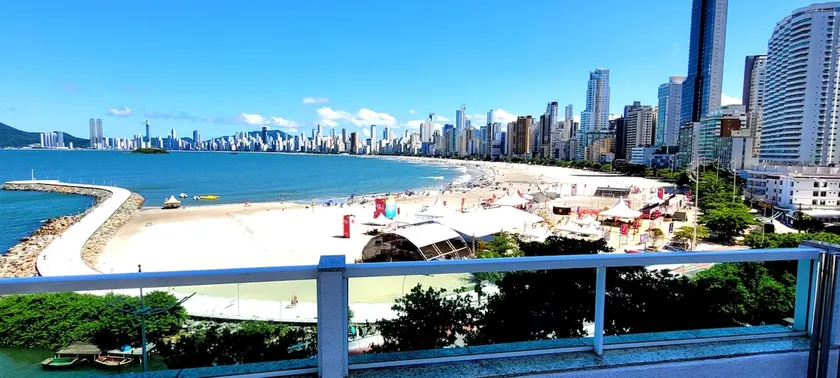 Studio Apartment 2 WATERFRONT, Ferris Wheel 15 meters away. - Image 1