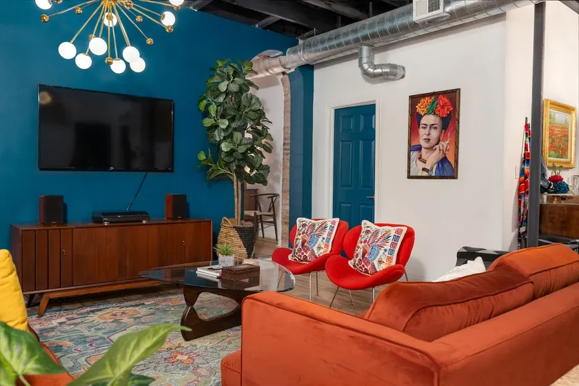 4B Midcentury Artist Loft w/ King bed - Image 1