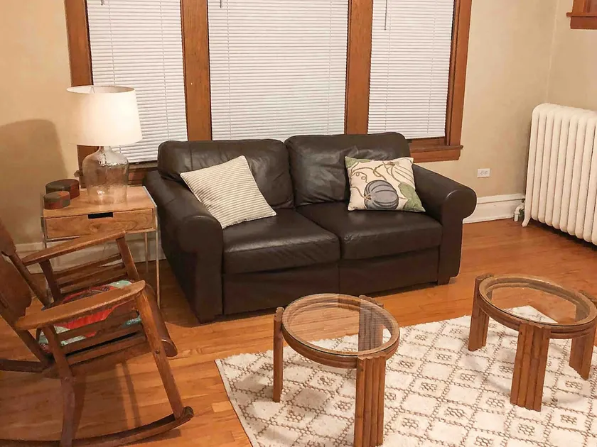 Cozy and Character-Rich Chicago Style, Tv 42-2 - Image 1