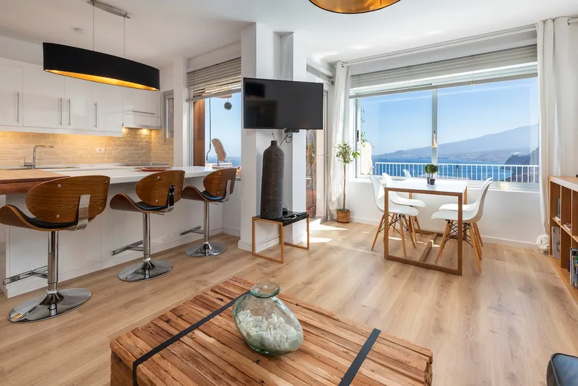 Smuk designerlejlighed med fantastisk havudsigt - Image 1