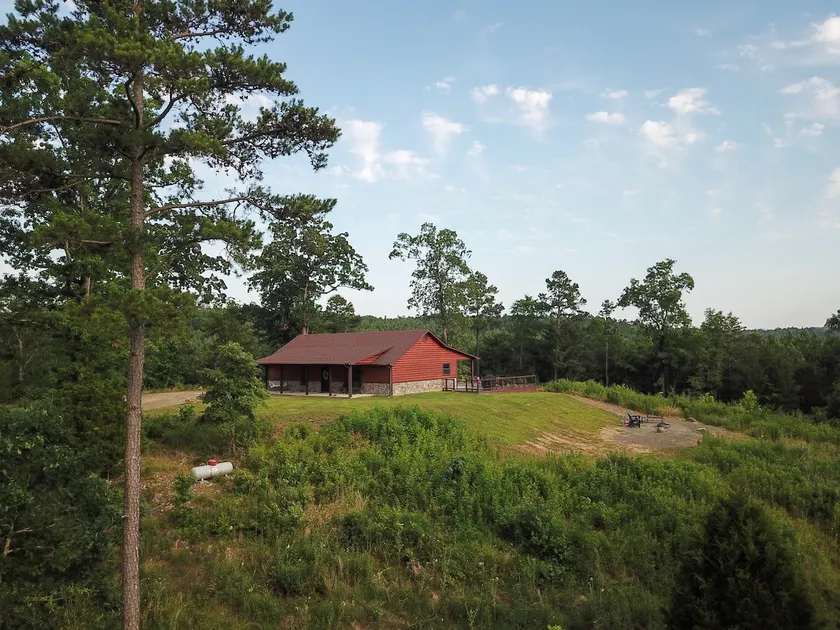 Escapada a la cima de la colina: cabaña de lujo en 3 acres cerca de Broken Bow, ¡incluye 10 kayaks! - Image 1