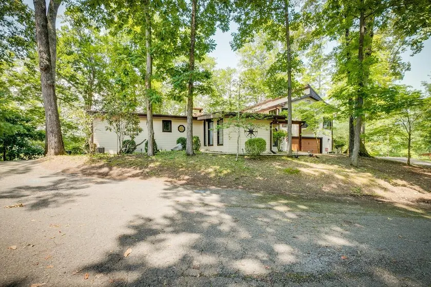 Lakefront Retreat (10 mins to BMS and TRI) - Image 1