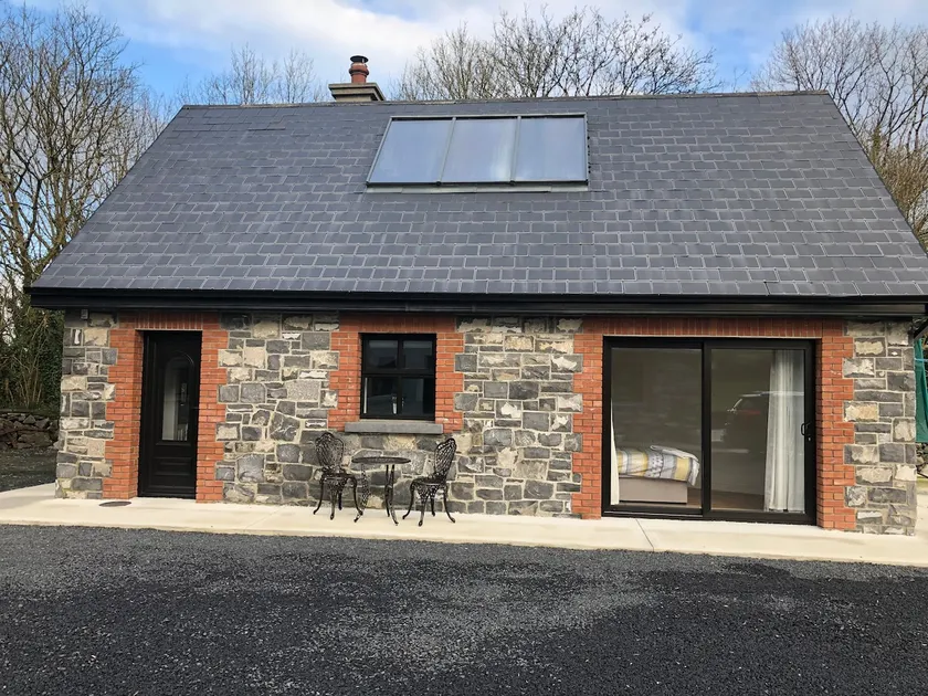 Countryside 2bed Apt Newmarket on Fergus - Image 1
