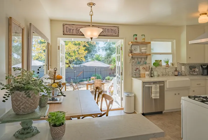 Southern California Cozy Lavender Cottage - Image 1