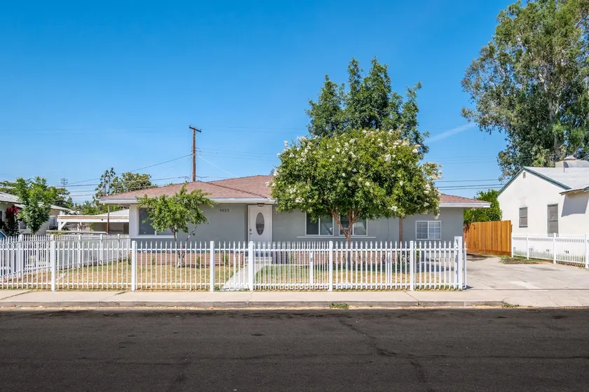 Conveniently located to Airport and Downtown - Image 1