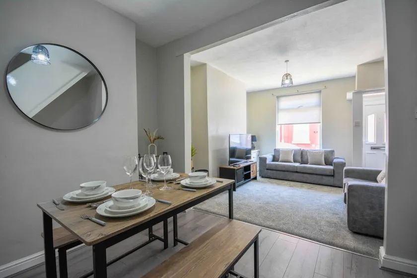 Stay with Alexandra - Free Parking - Free Wifi Superb Location - Image 1