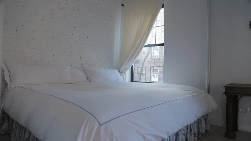 LUXURY , FULL OF LIGHT, RENOVATED BIG 1BEDROOM - Image 1