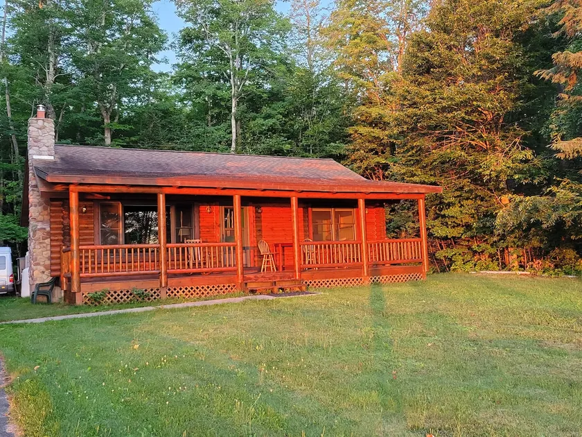 Log home overlooks Lake Superior in Michigans U P - Image 1