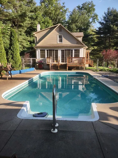 3-bedroom house with pool next to stream & river - Image 1