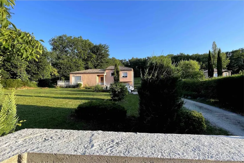T2 fully equipped and large garden - Image 1