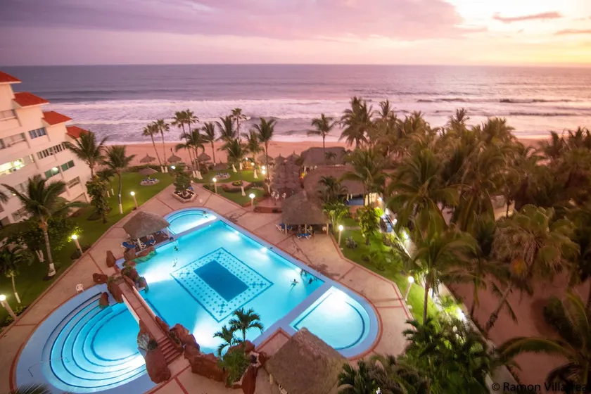 Oceanfront 3 bedrooms elegant condominium. - Image 1