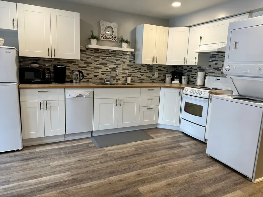 Ultra clean, cozy suite in a peaceful setting - Image 1