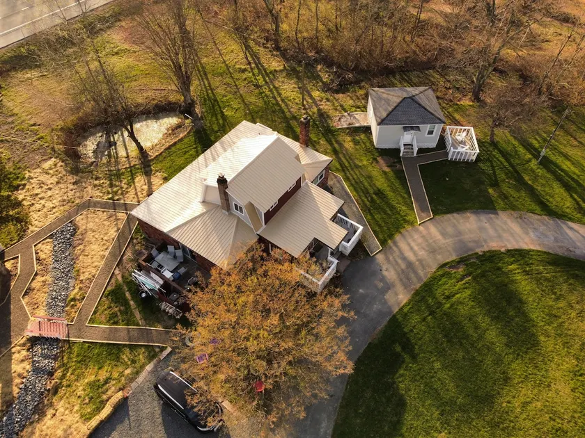Manor house renovated with rustic charm - Image 1