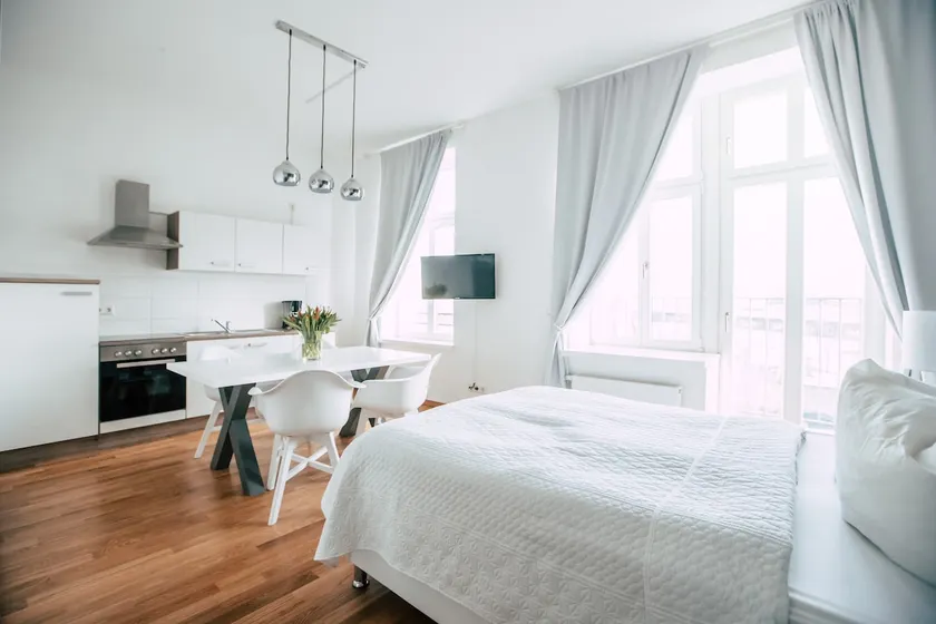 *Superior* Bright & open for 5 people in the city center - Image 1