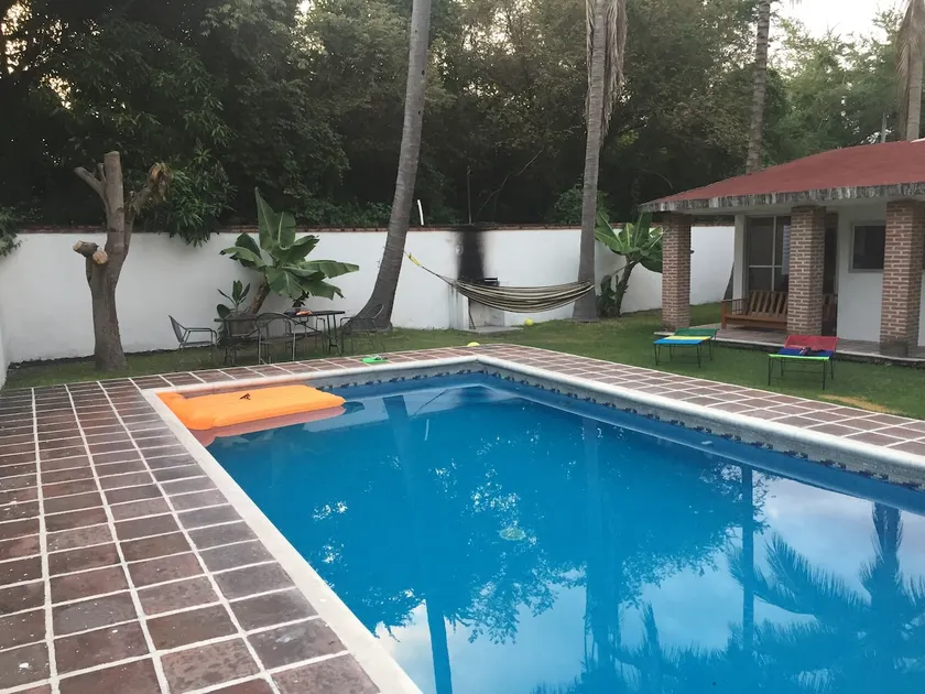 Newly remodeled pool and 100% private garden - Image 1