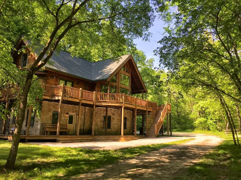 Private 42 Acre, sleeps 16+, Hot Tub, Games, Creek - Image 1
