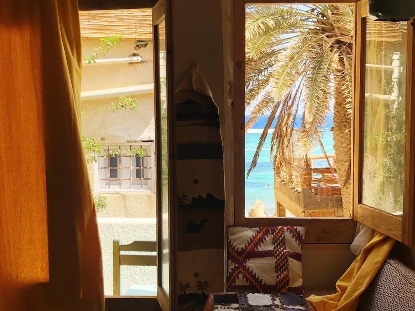 'Sea'through Apartment - Image 1