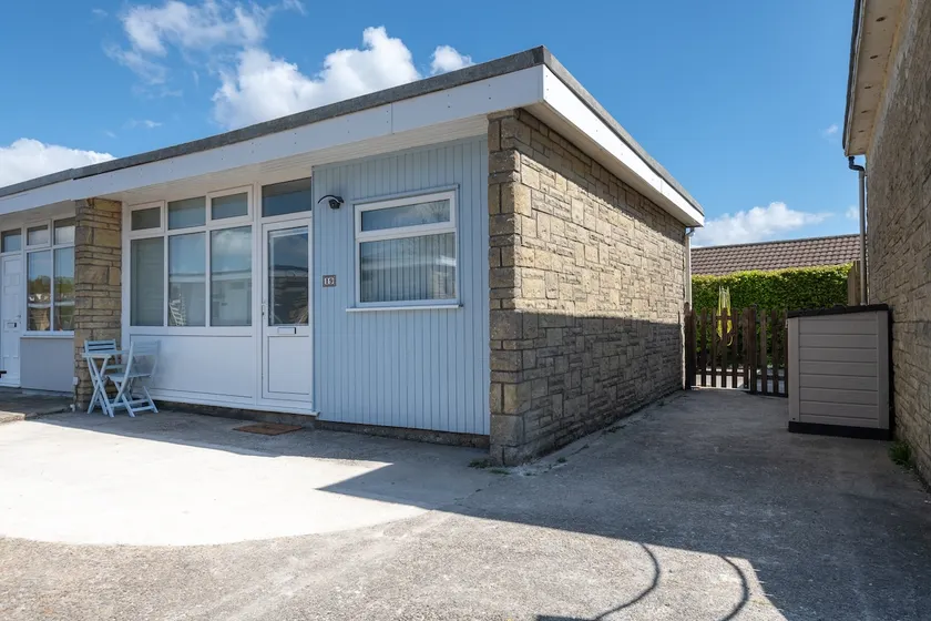 Chalet, Mumbles, 4 guests, parking, patio, no pets - Image 1