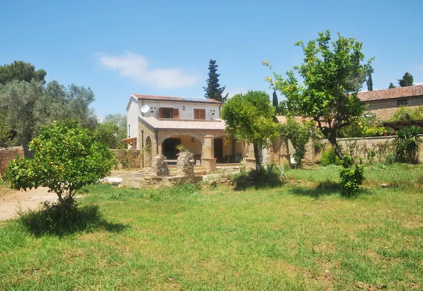 Old Stone Farmhouse newly renovated with a large garden in Castellabate - Image 1