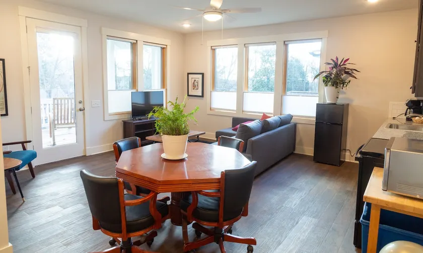 Spacious 2nd floor suite convenient to MARTA - Image 1