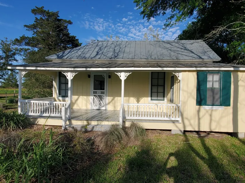 2 BR, 1 kitchen home between Industry and New Ulm - Image 1