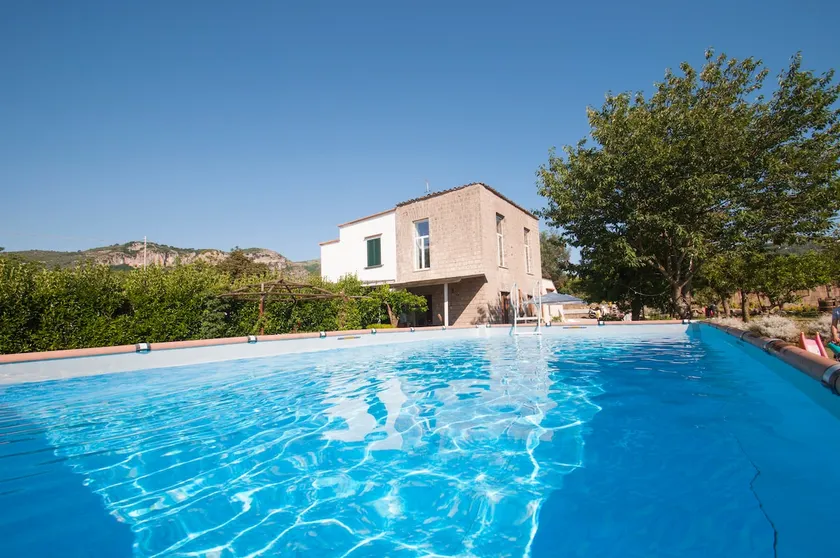 deluxe apartment with jacuzzi & pool 2km sorrento - Image 1