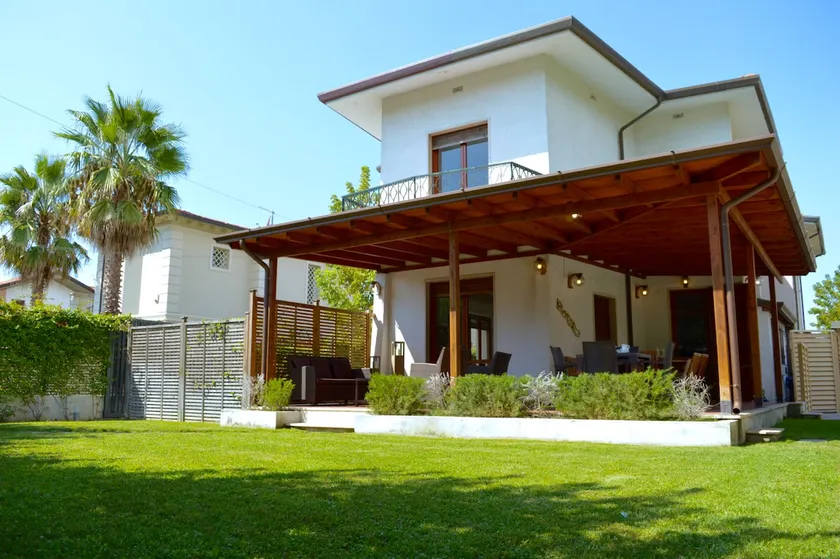 Villa Forte dei Marmi 600m do mar com jacuzzi no jardim - Image 1