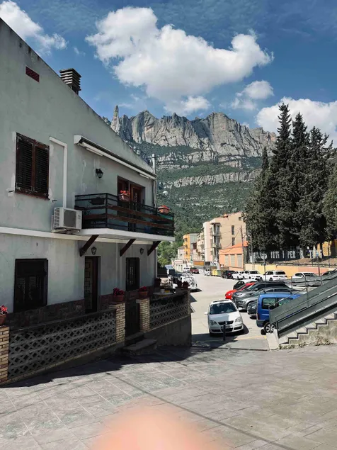 Rustic, spacious apartment next to the Montserrat mountain - Image 1