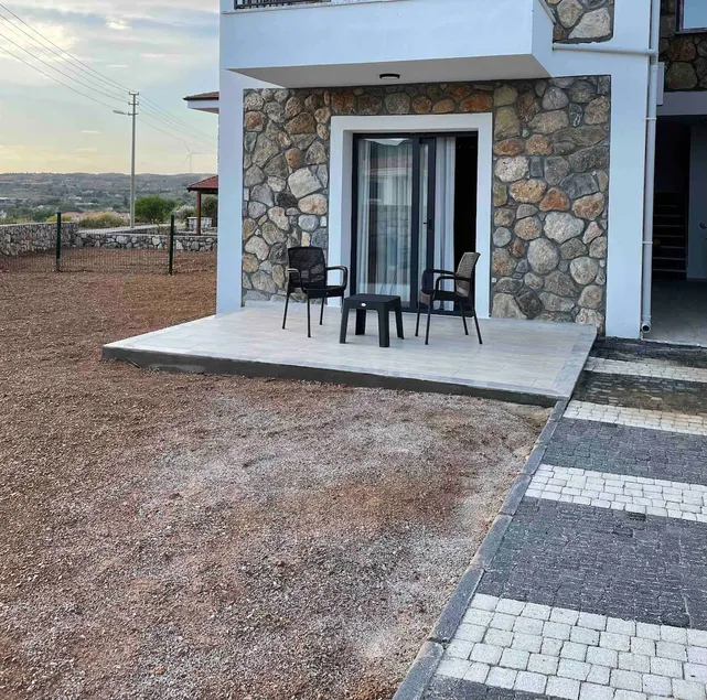 Calm, with garden - Image 1
