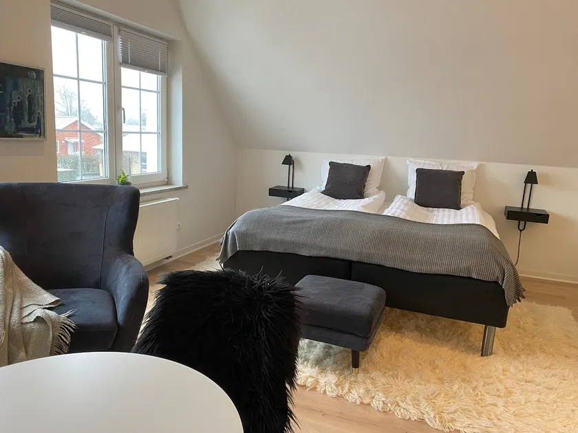 Large, nice room with private kitchenette and bathroom - Image 1