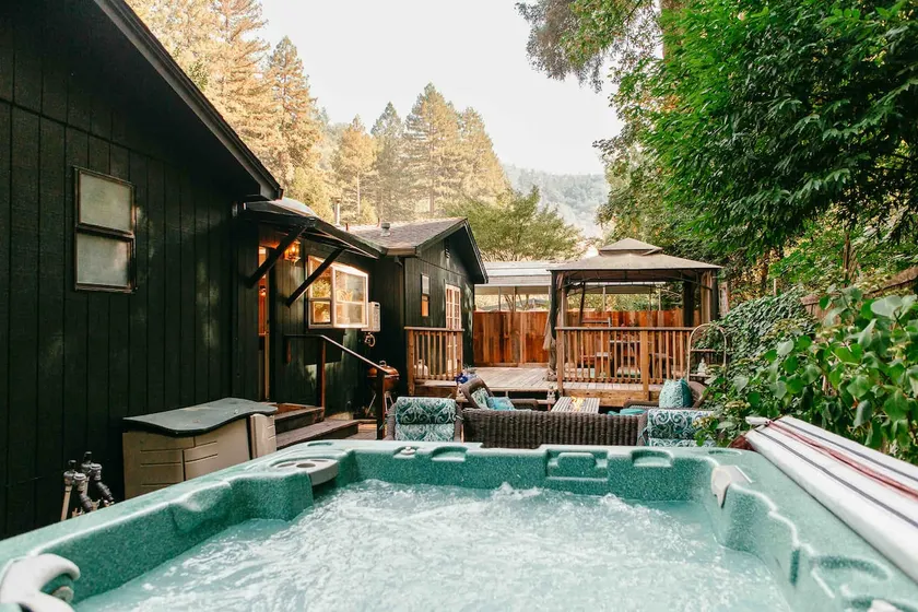 Lovers Nest!HOT TUB & Sauna! Near river - Image 1