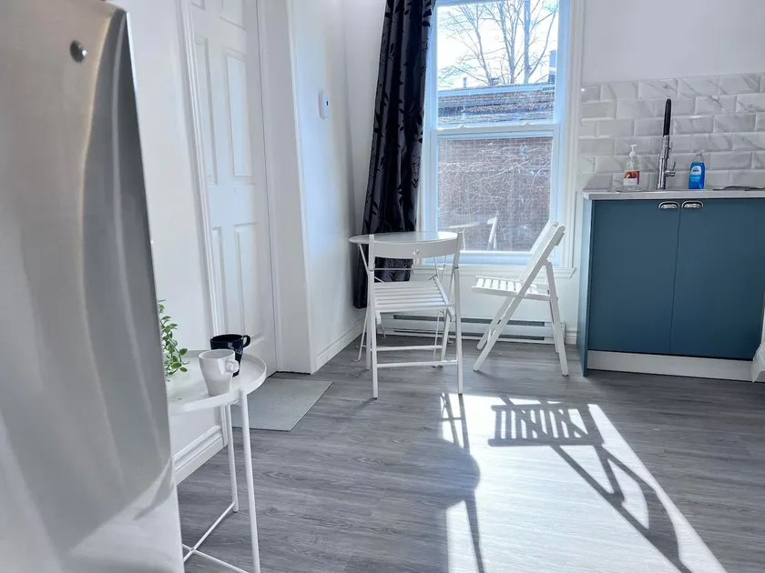 Entire house with Free Parking- 10 min to Montreal - Image 1