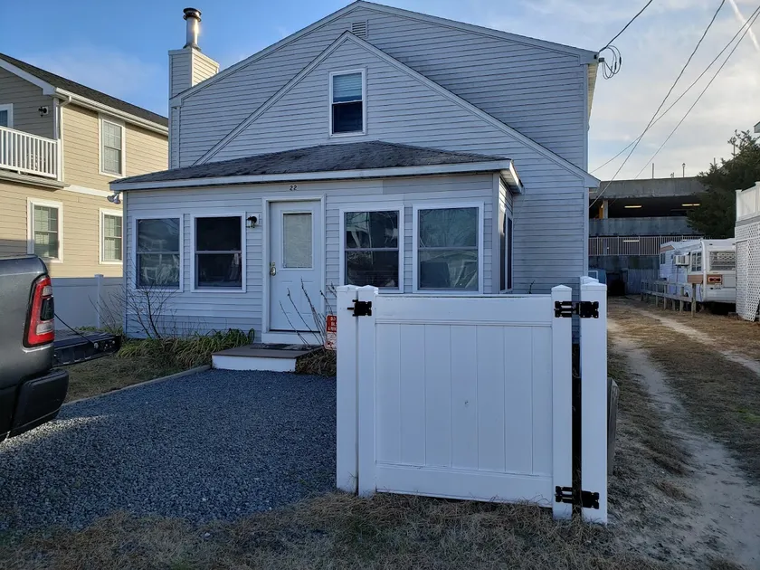 Ocean Block Single Family Home - Open floor plan & pet friendly! - Image 1