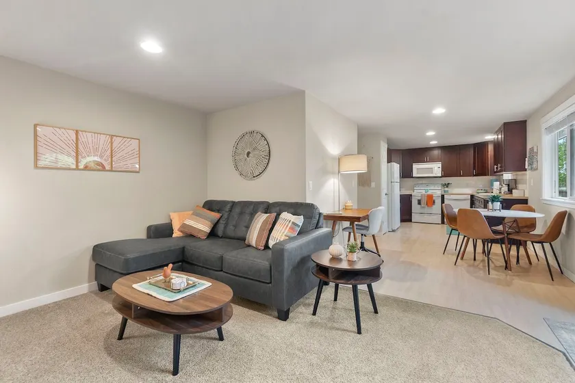 Downtown delight 2bd 1bth w/ free onsite parking - Image 1